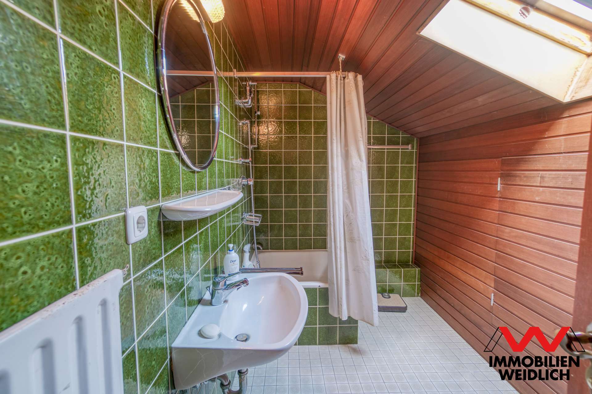 Bad im Dachgeschoss