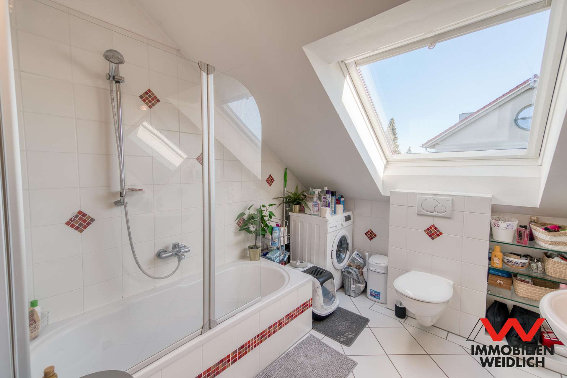 Bad mit Wanne im Dachgeschoss