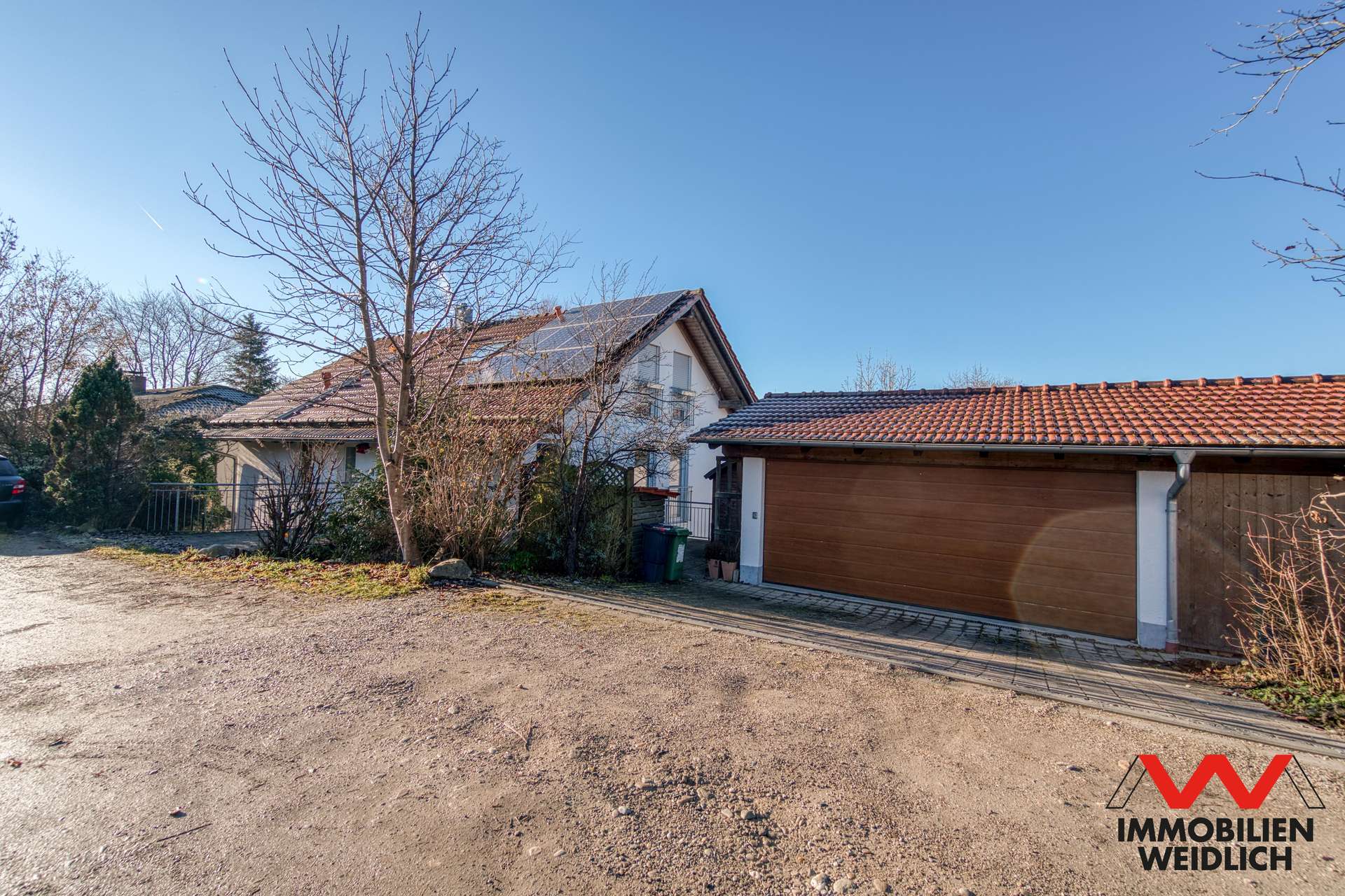 Ostansicht mit Doppelgarage