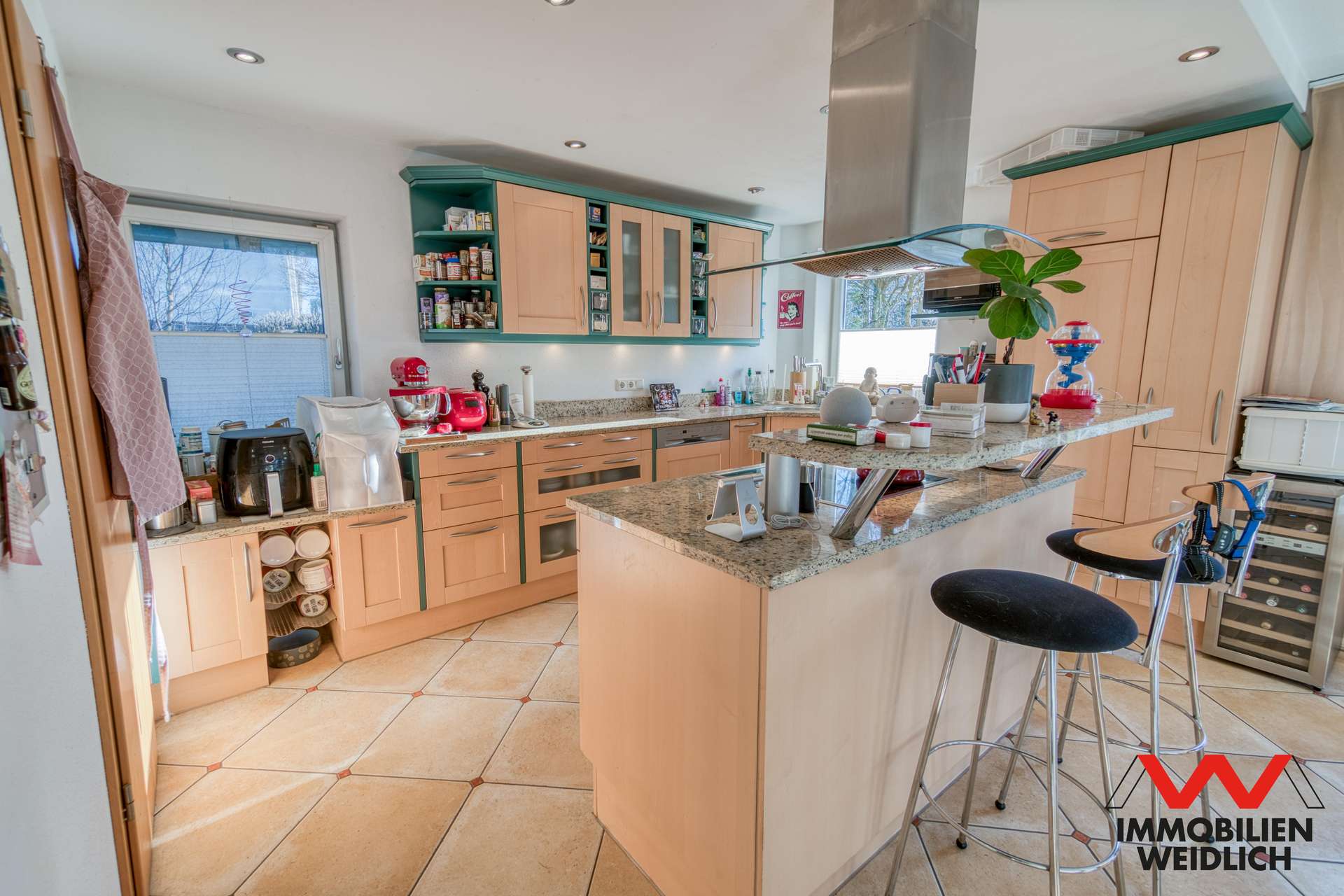 Küchenbereich mit Kochinsel und Theke im Erdgeschoss