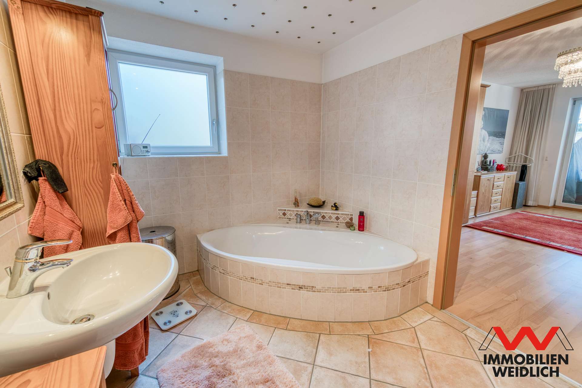 Bad mit Wanne im Untergeschoss