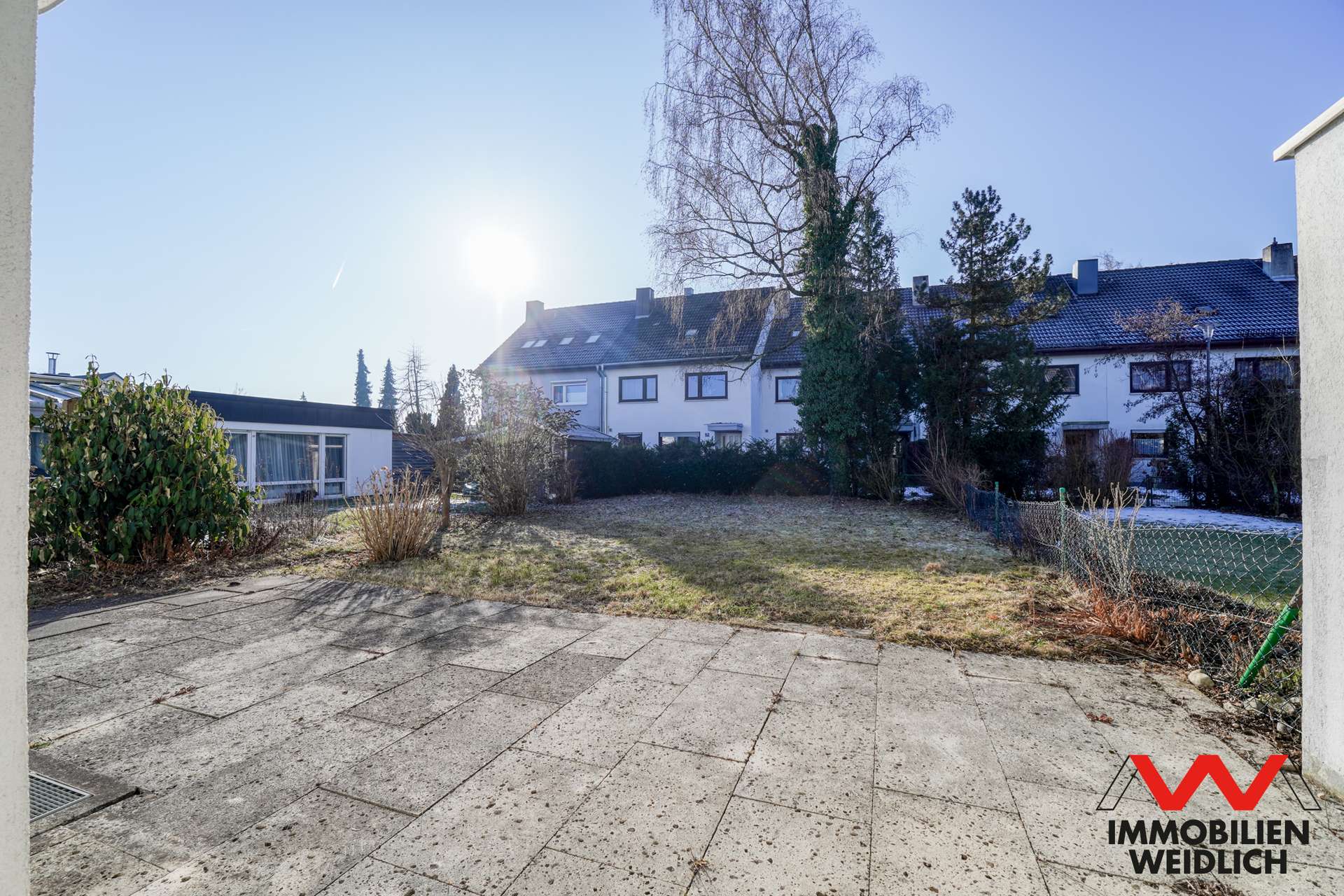 Blick von der Terrasse in den Garten