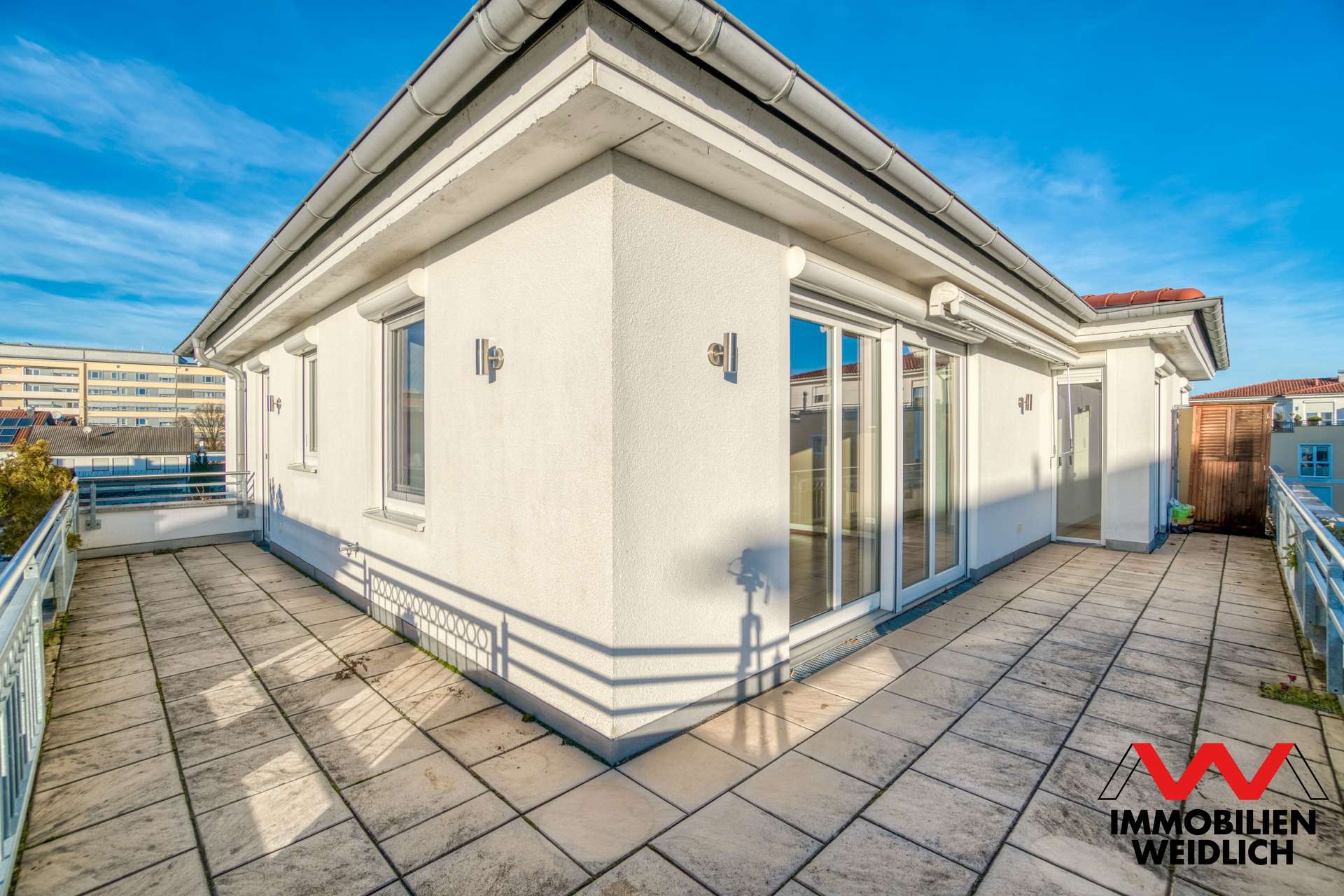 Sonnige und geräumige Dachterrasse