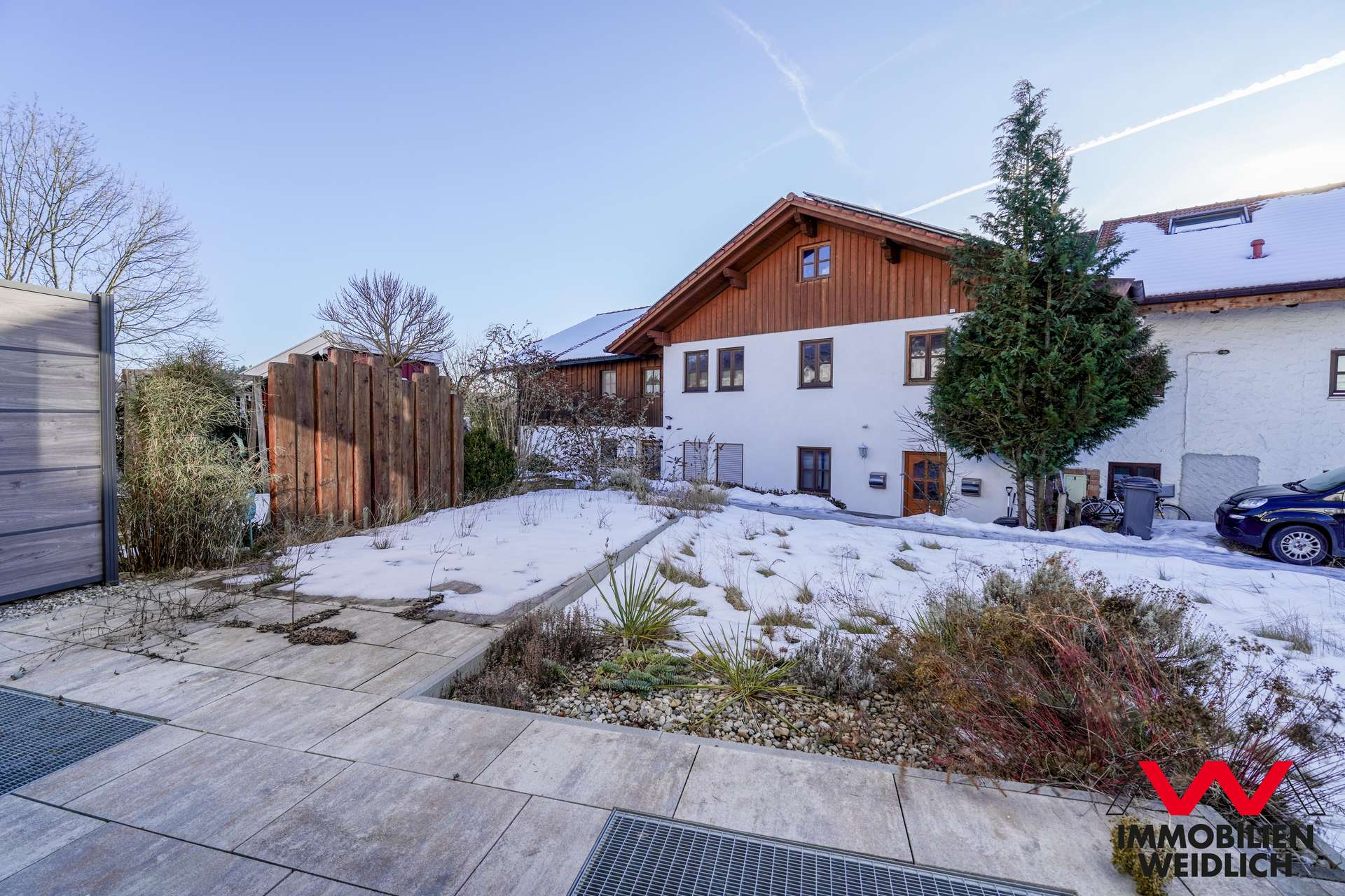Blick vom Wohnzimmer auf die Terrasse