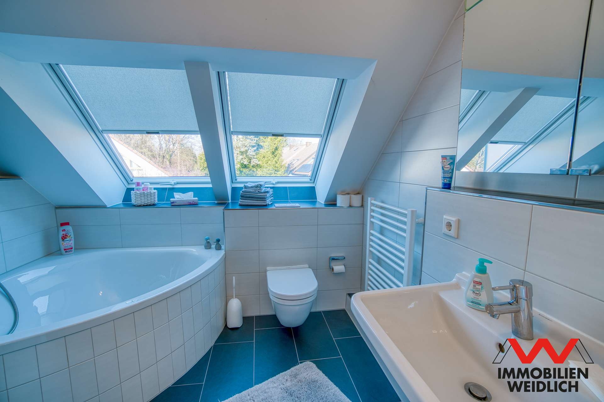 Bad mit Wanne, Dusche und Fenster