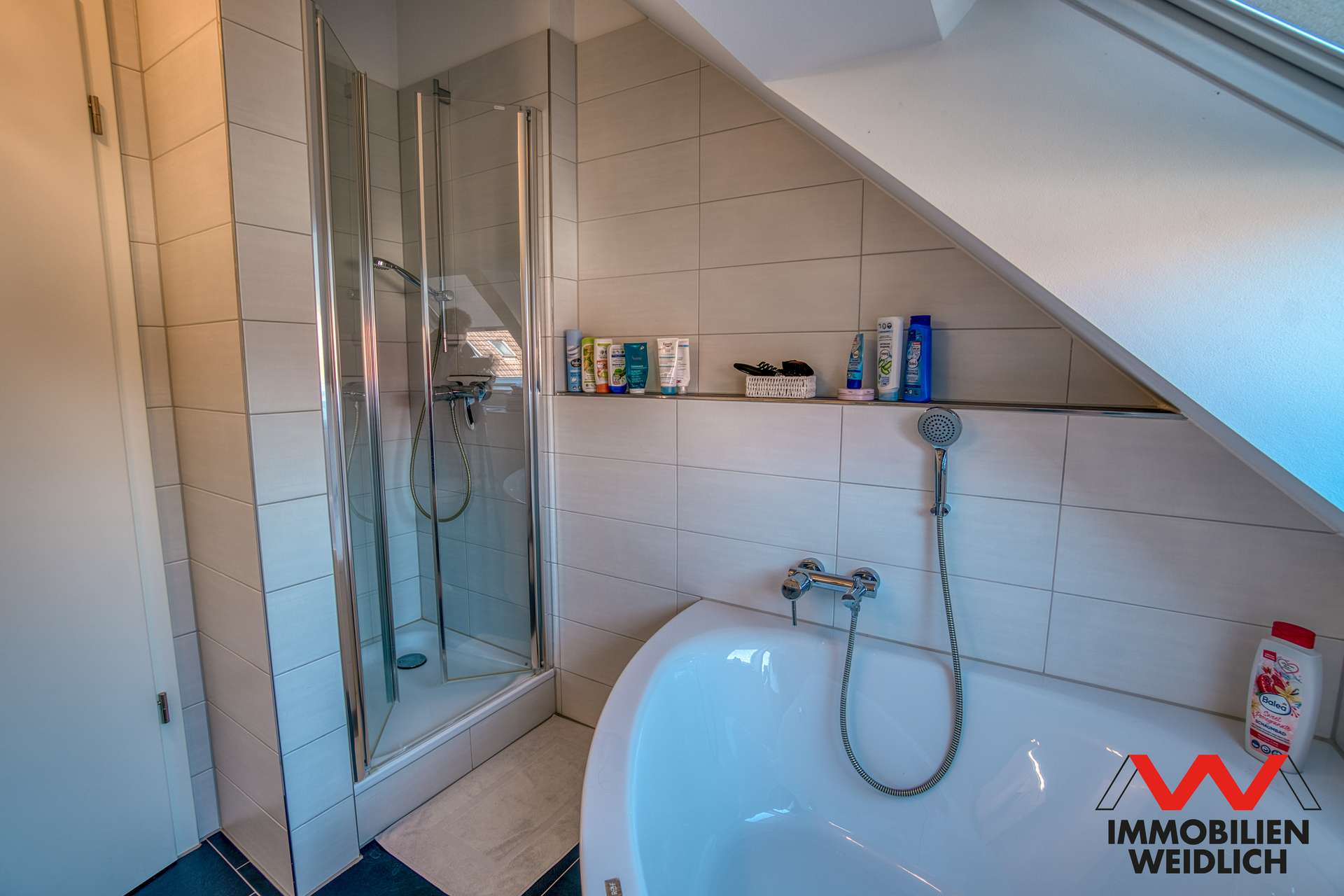 Bad mit Wanne, Dusche und Fenster