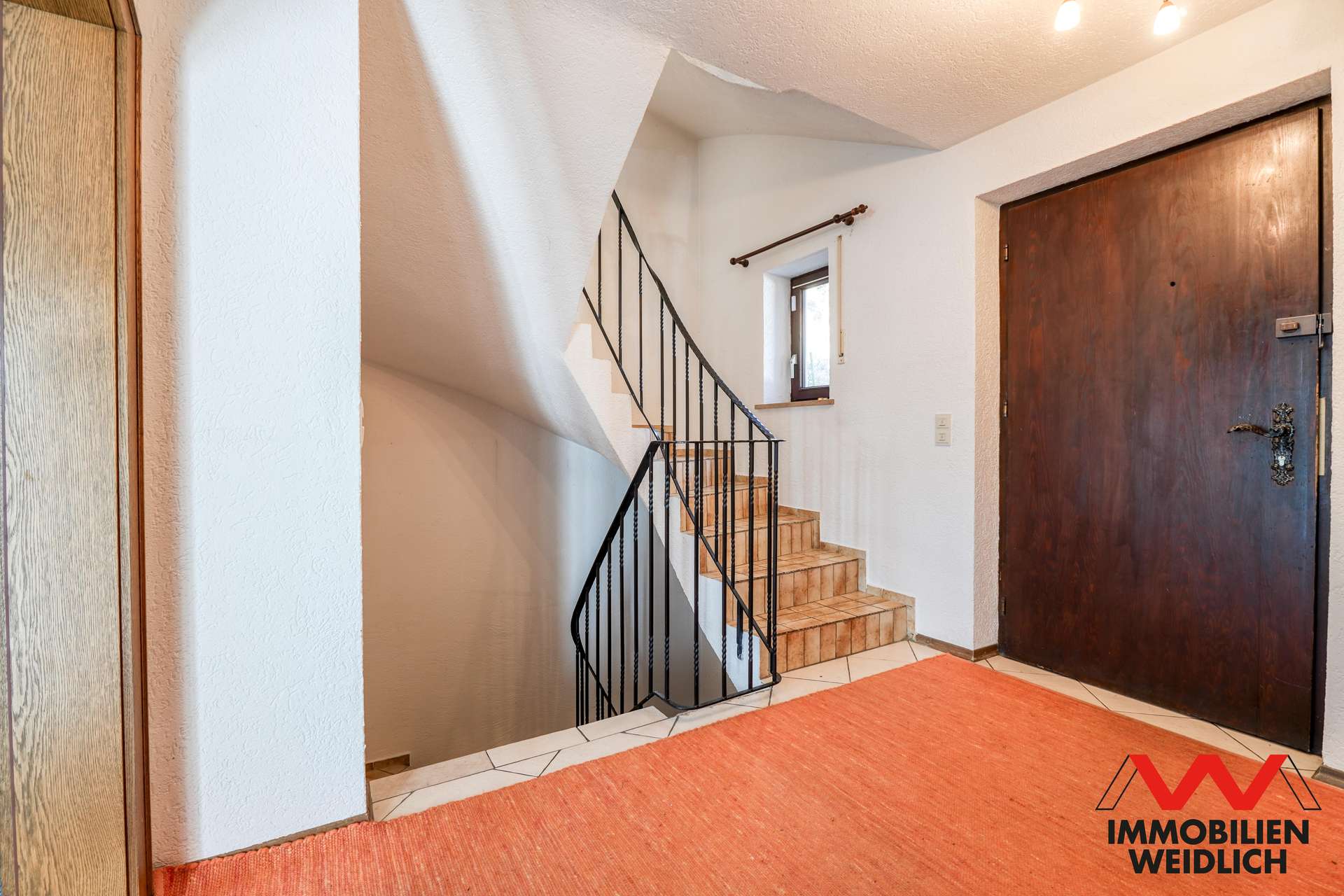 Eingang und Treppenhaus im Erdgeschoss