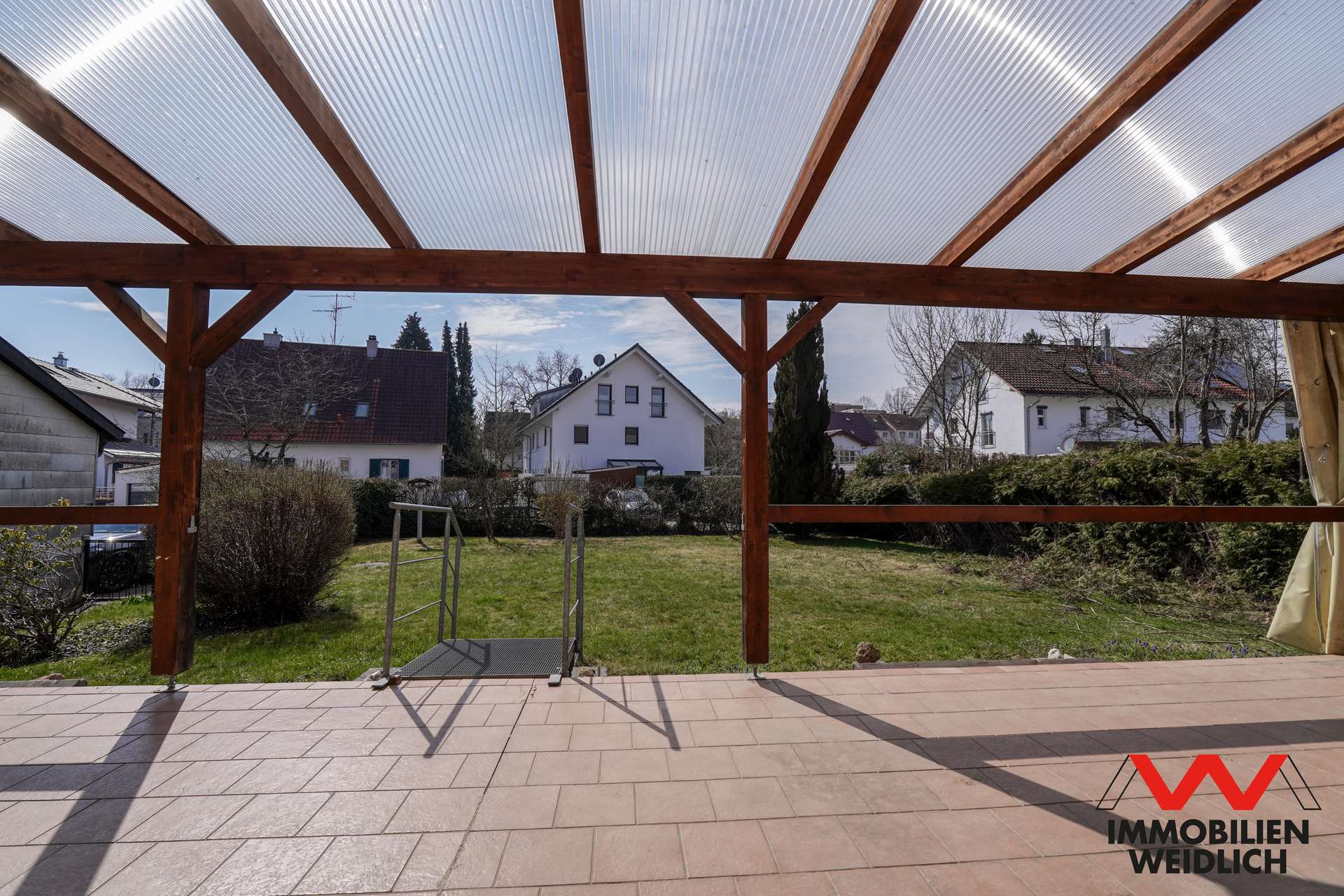 Blick von der Terrasse in den Garten