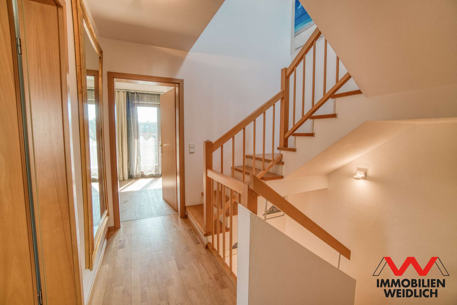 Flur und Treppe im OG