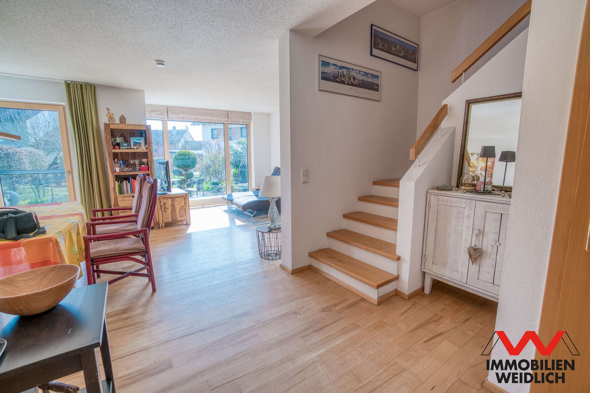 Wohn-Ess-Bereich mit Treppe