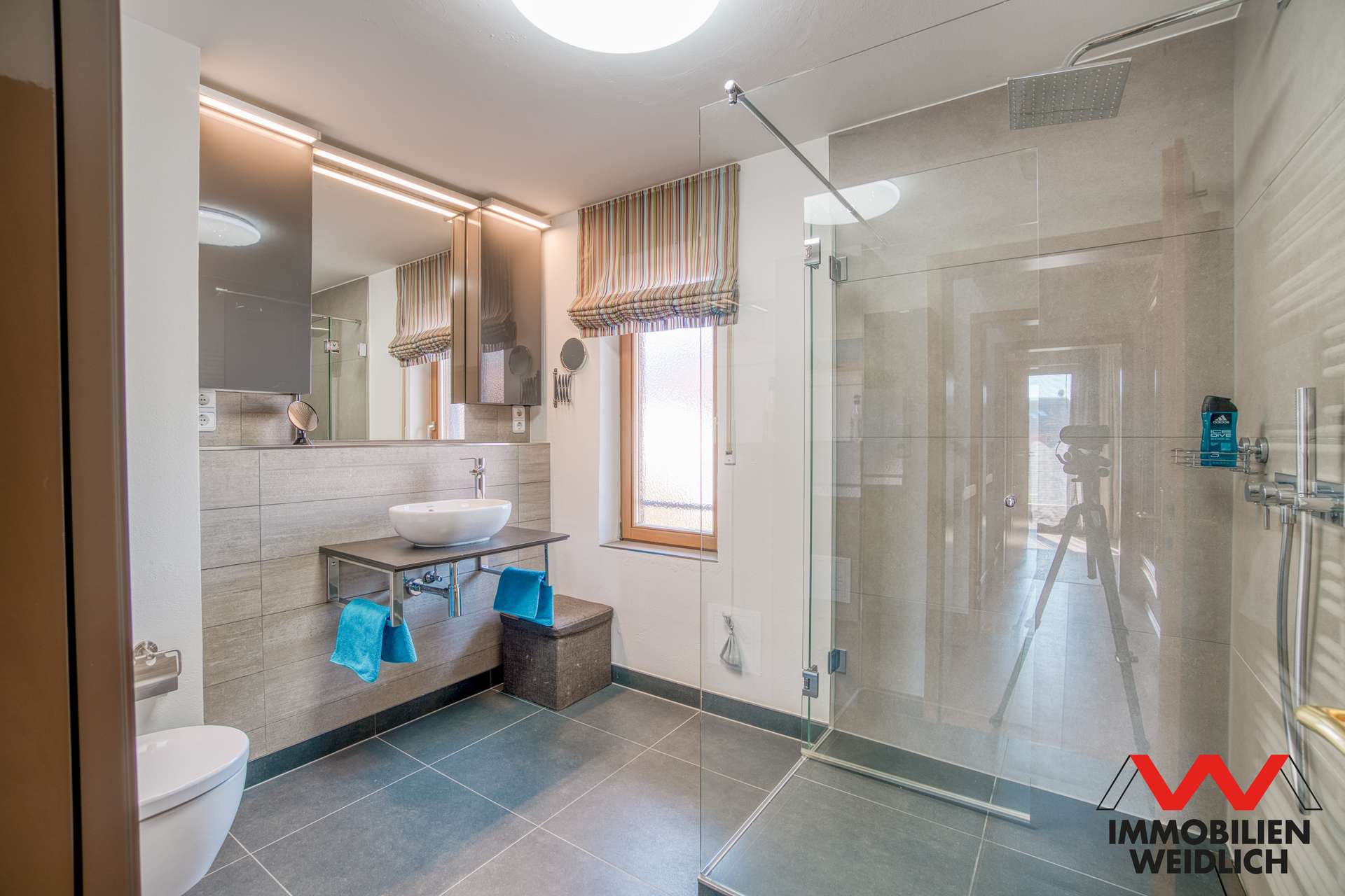 Bad im OG mit bodengleicher Dusche