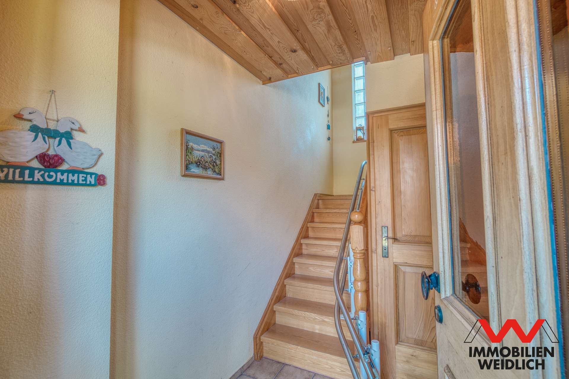 Eingangsbereich und Treppe im Erdgeschoss
