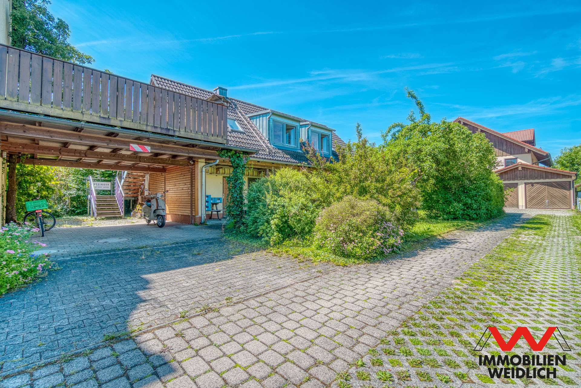 Ansicht von Nordosten, Carport und Nebengebäude