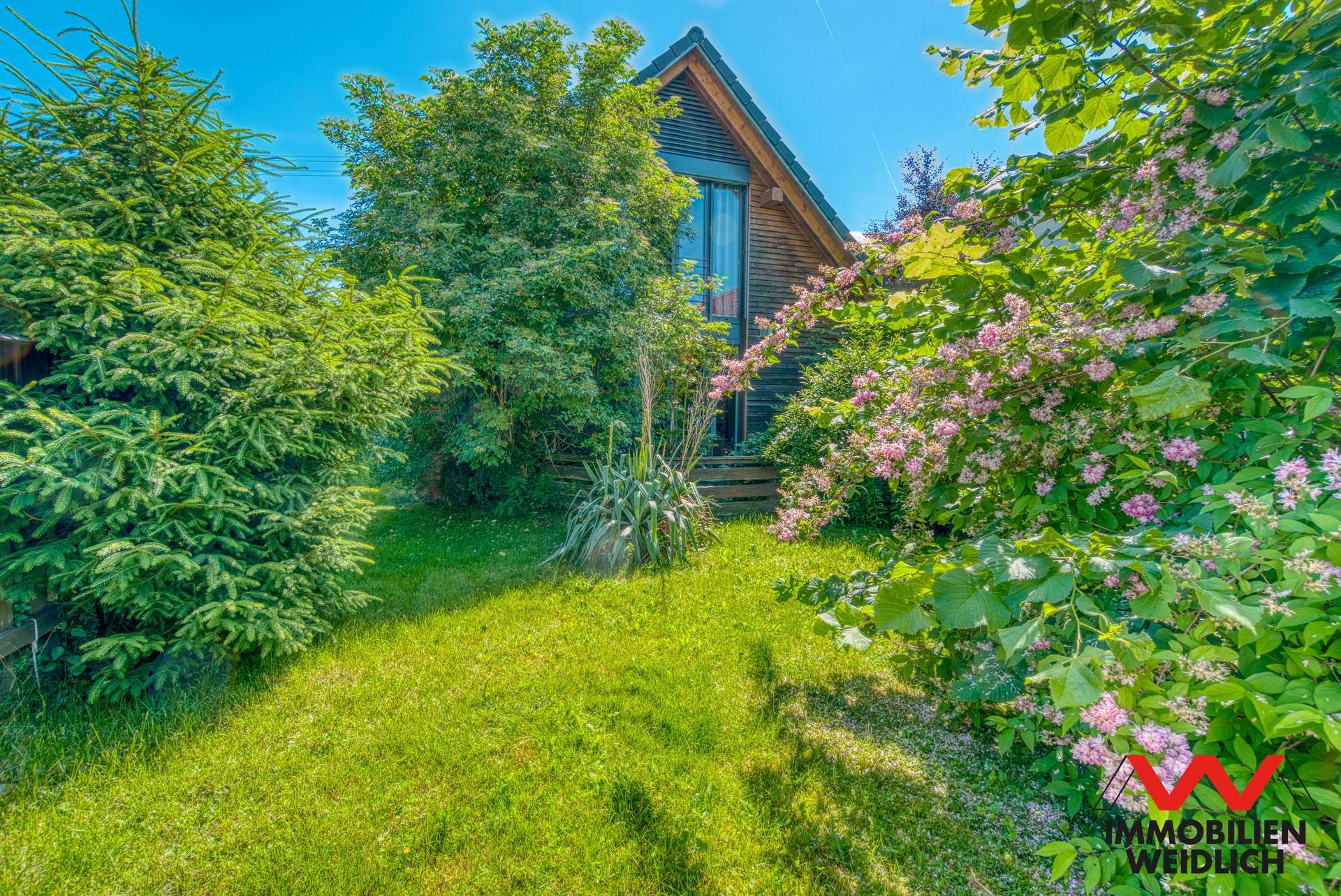 Garten im Westen vor Nebengebäude