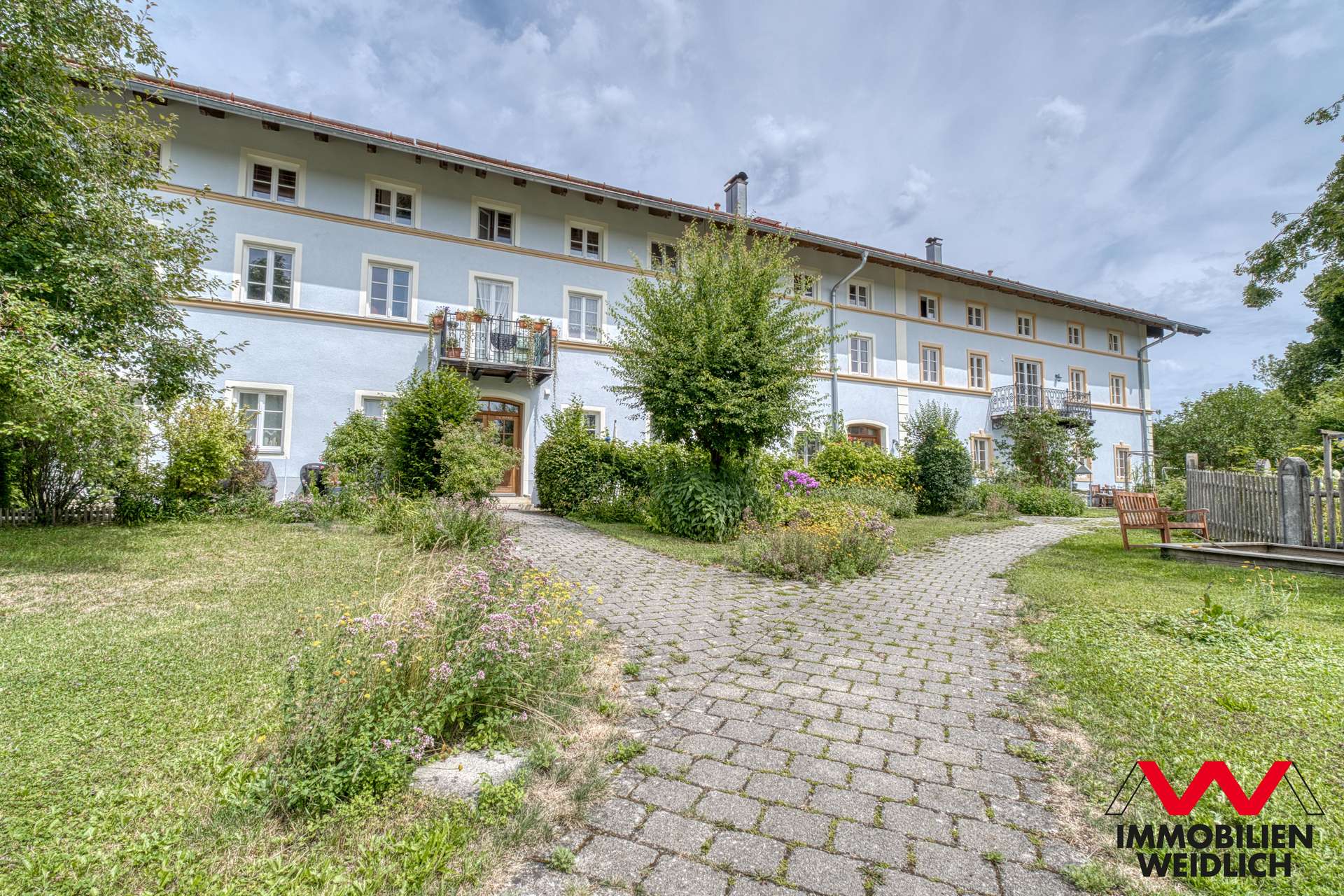Zuweg zum Haus mit Südansciht