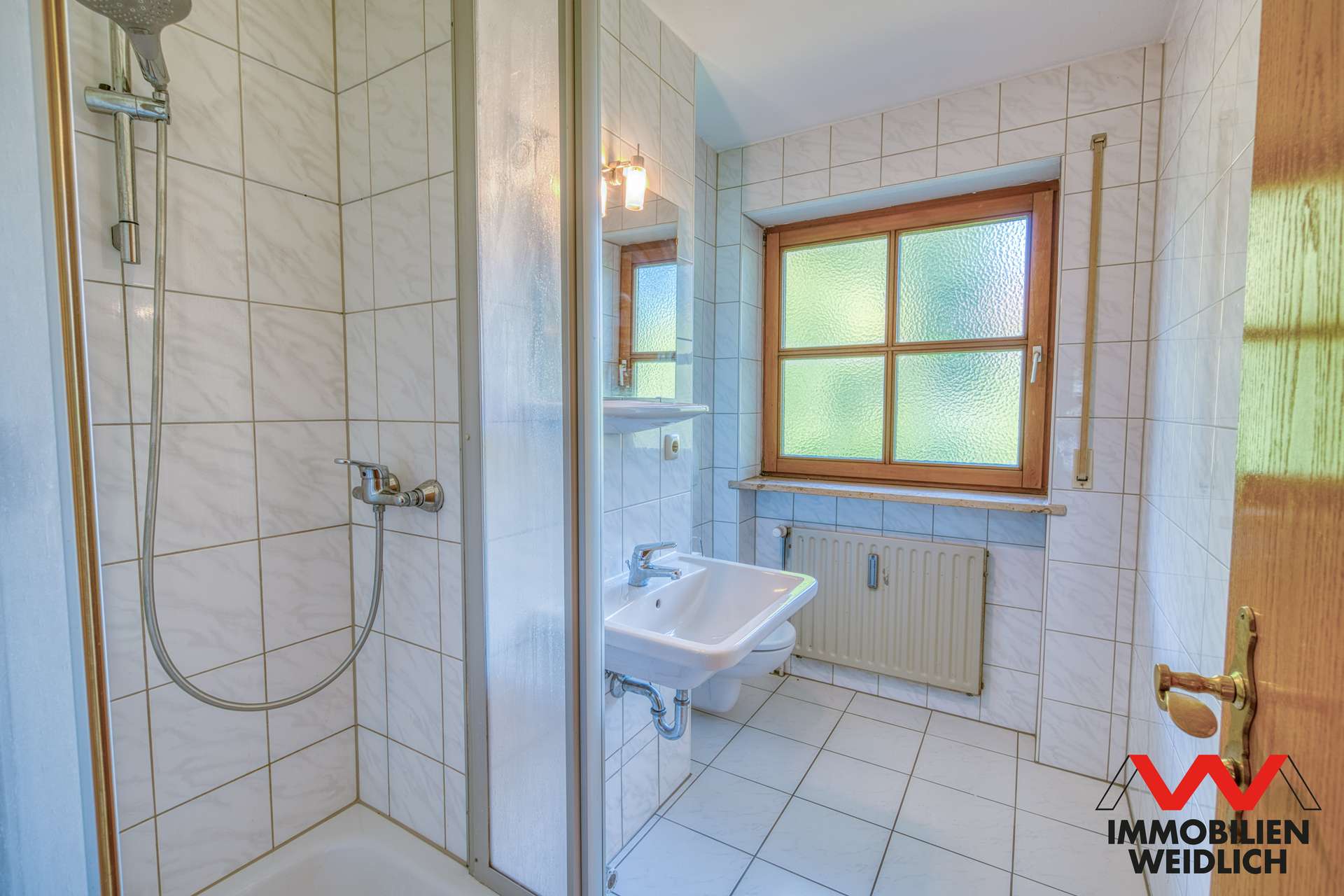 Bad mit Dusche und Fenster