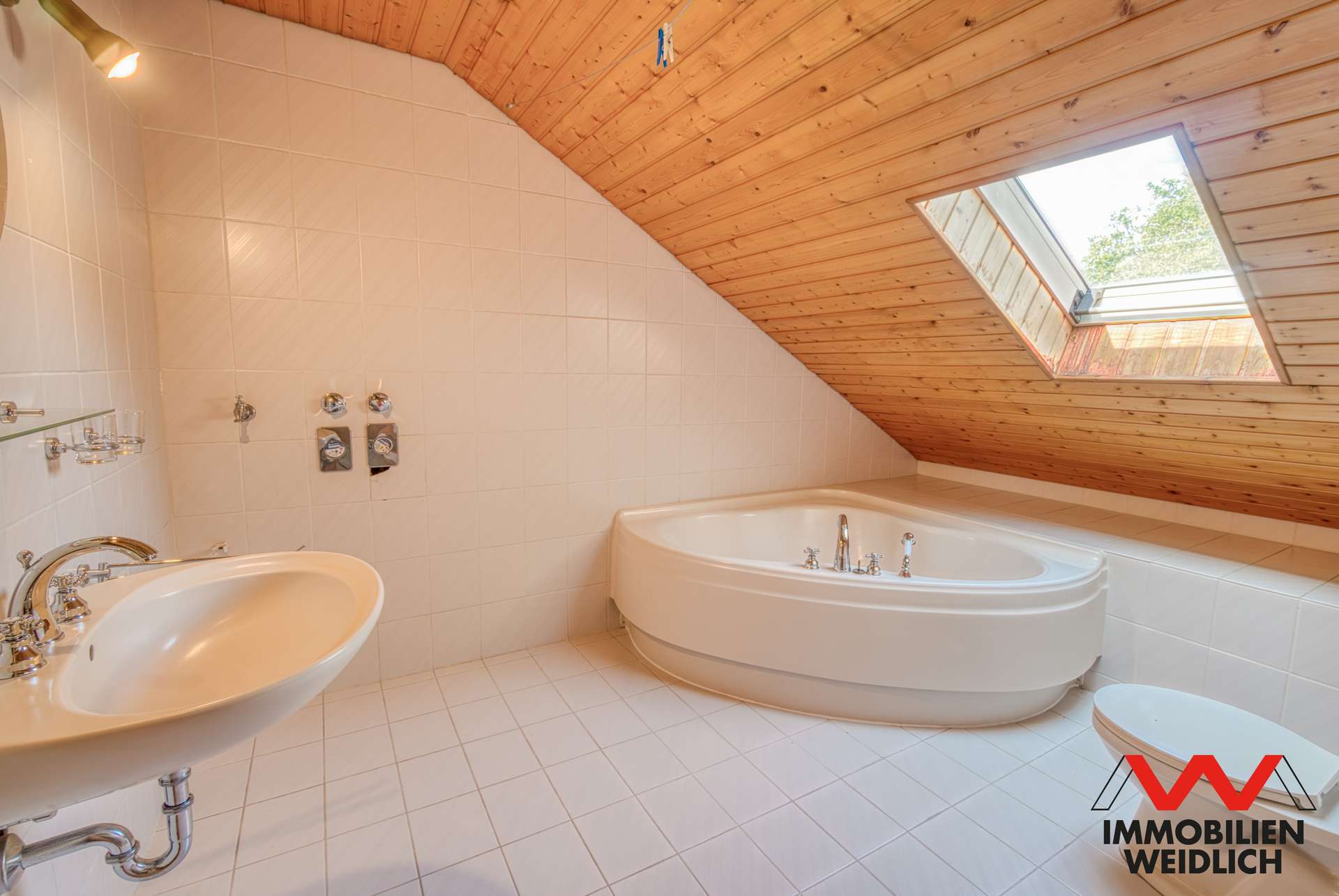 Bad mit Wanne und Fenster im Dachgeschoss