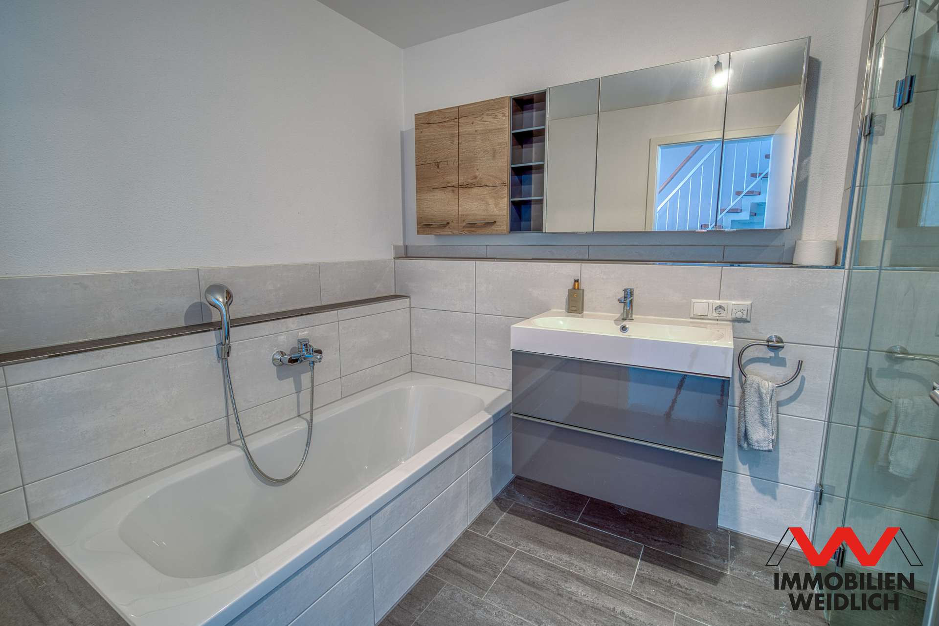 Bad mit Wanne und Dusche