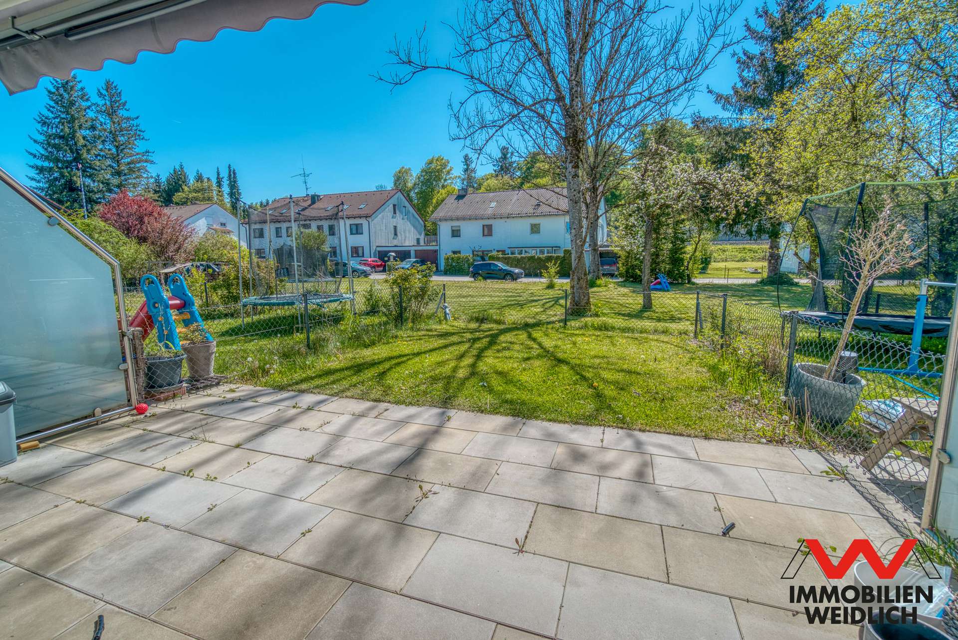Blick auf die Terrasse und den Garten
