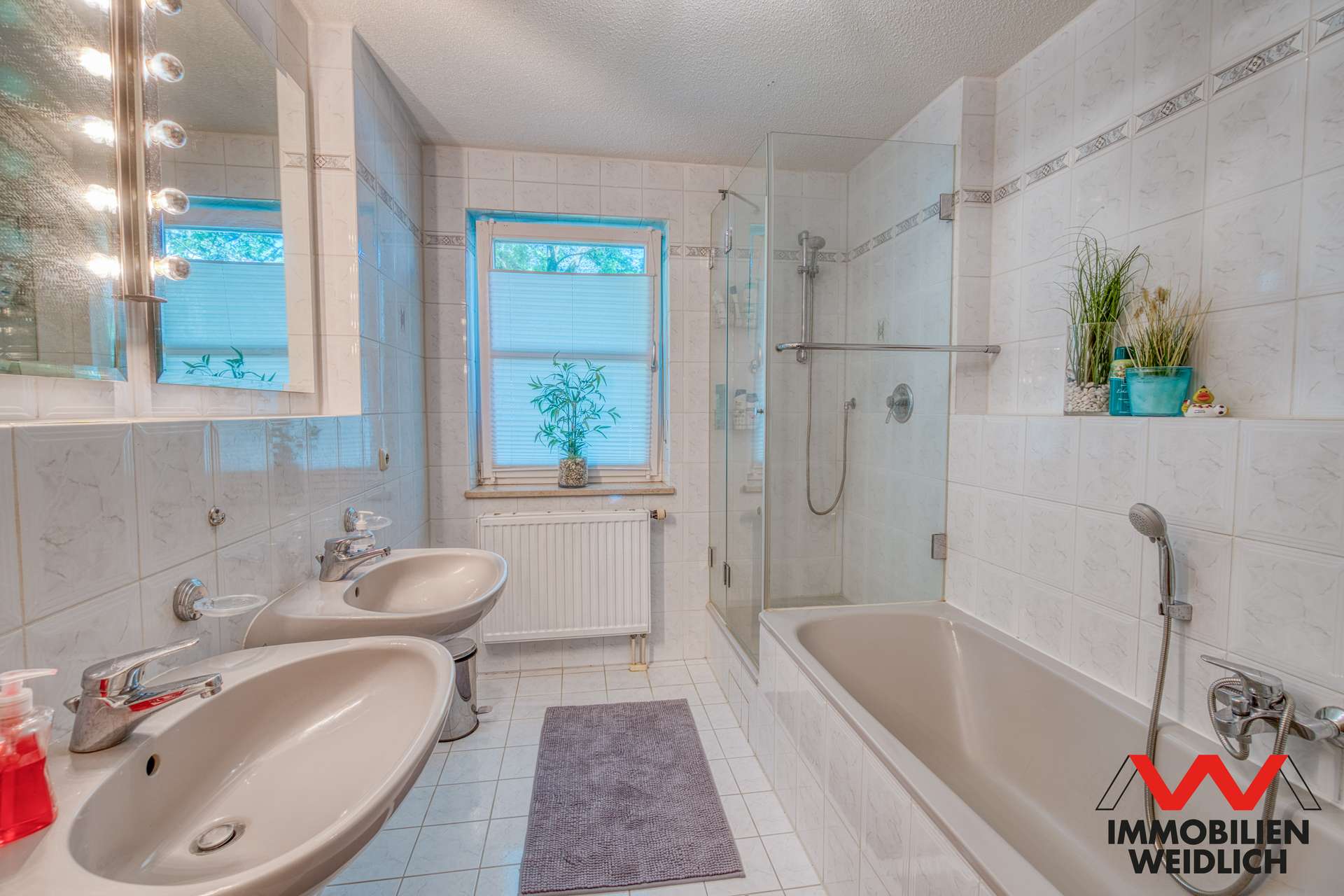 Bad mit Dusche, Wanne und Fenster