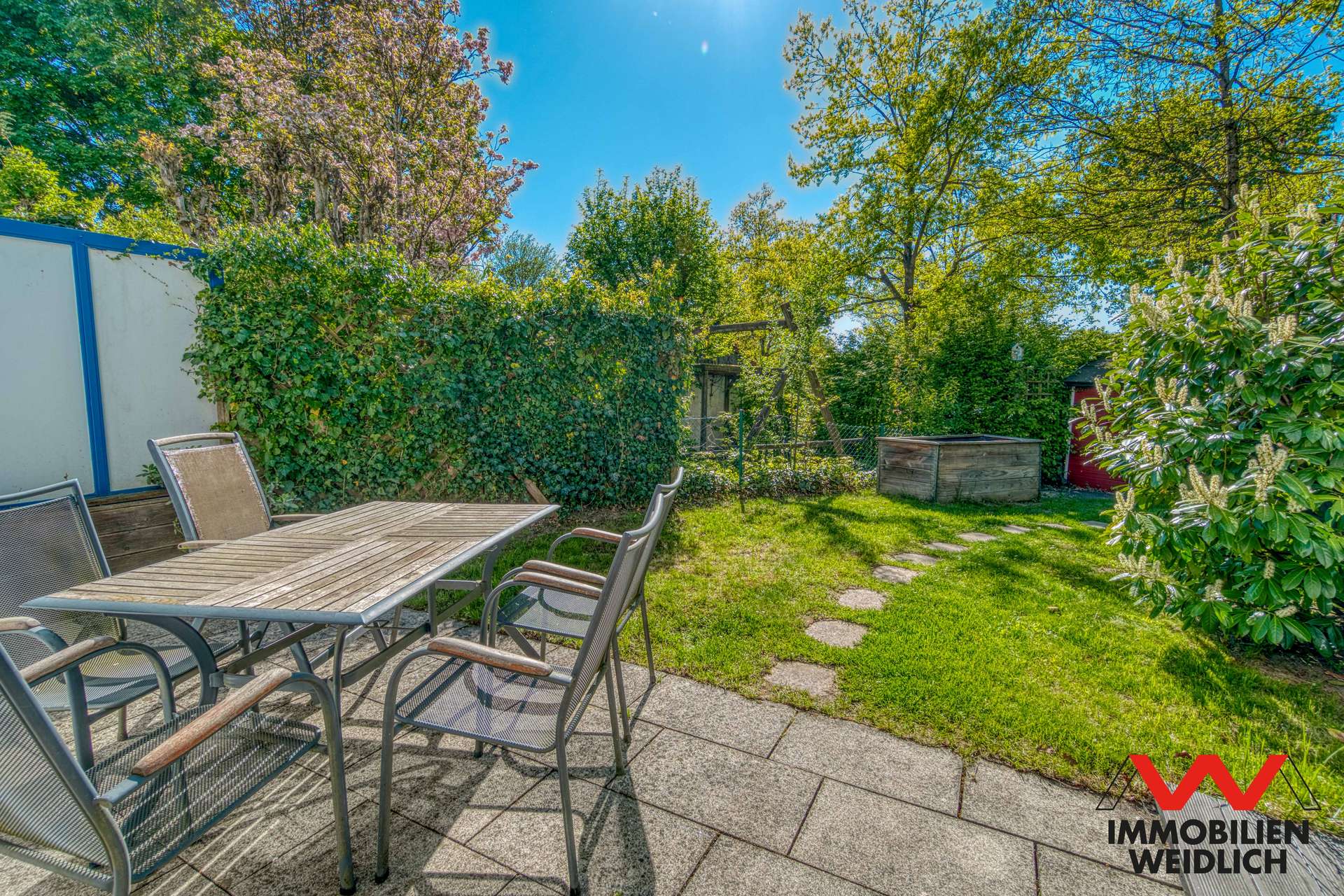 Terrasse mit Blick in den Garten