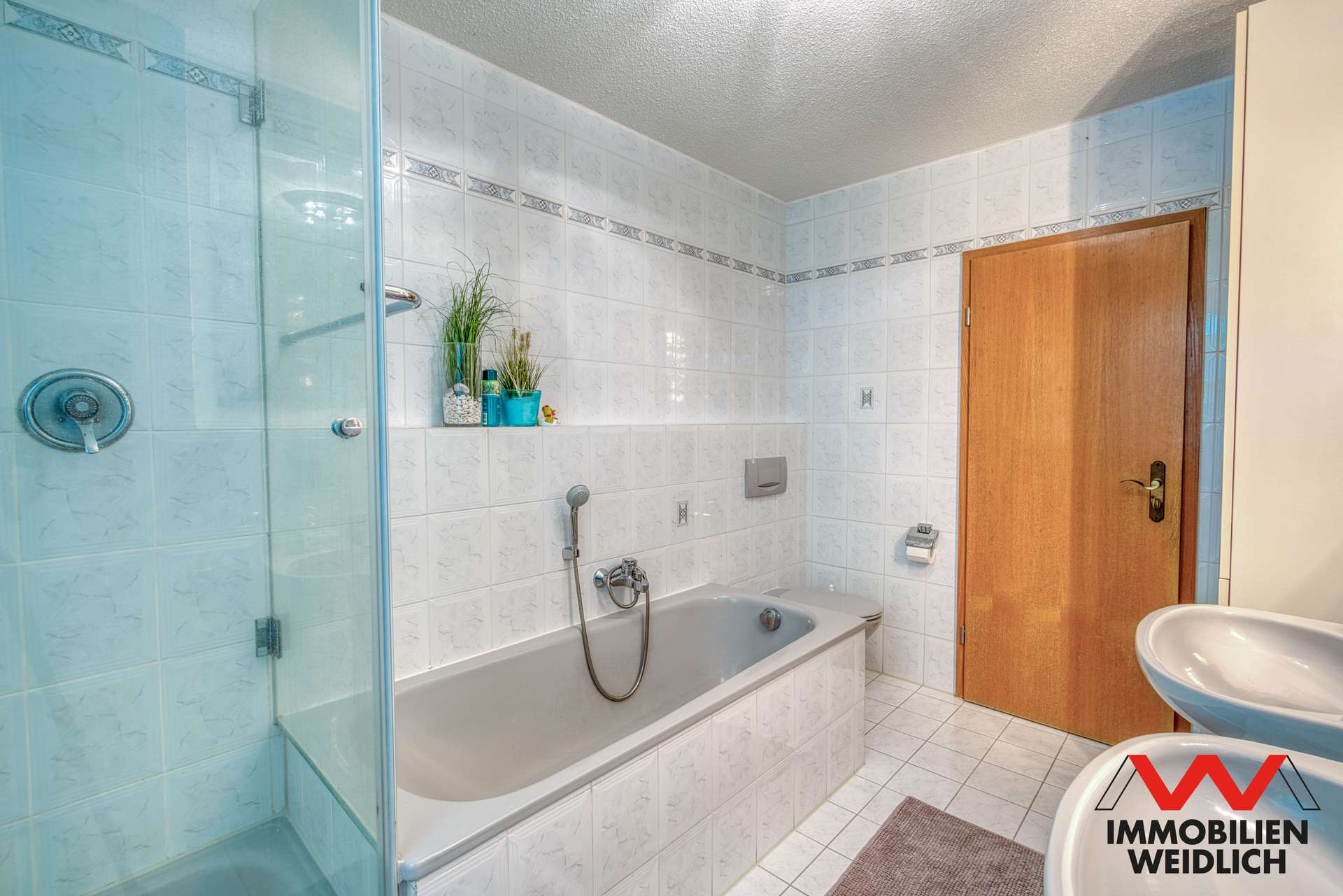 Bad mit Dusche, Wanne und Fenster