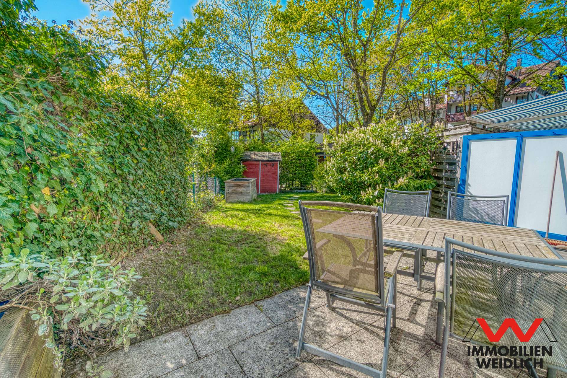 Terrasse mit Blick in den Garten