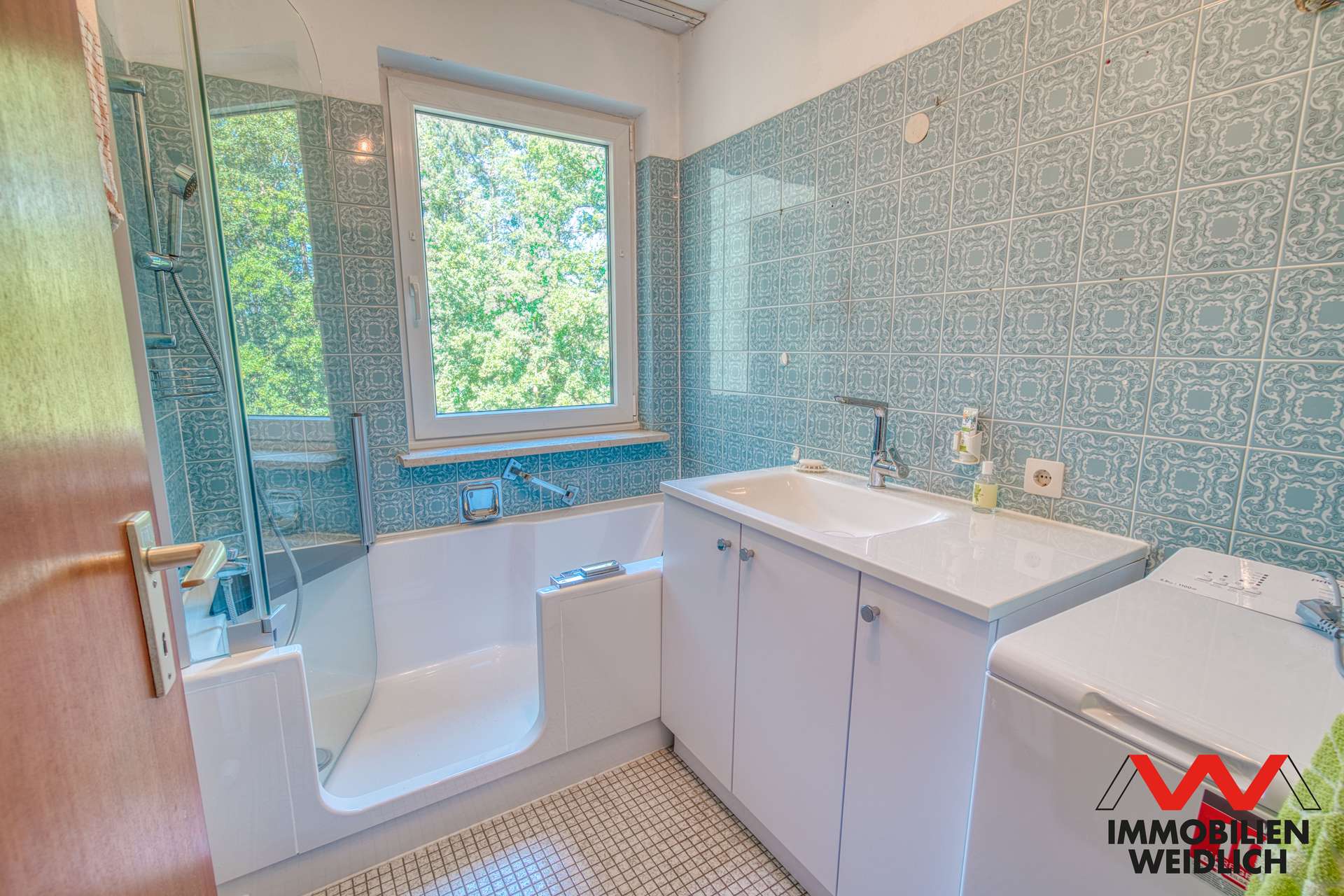Bad mit Wanne und Dusche