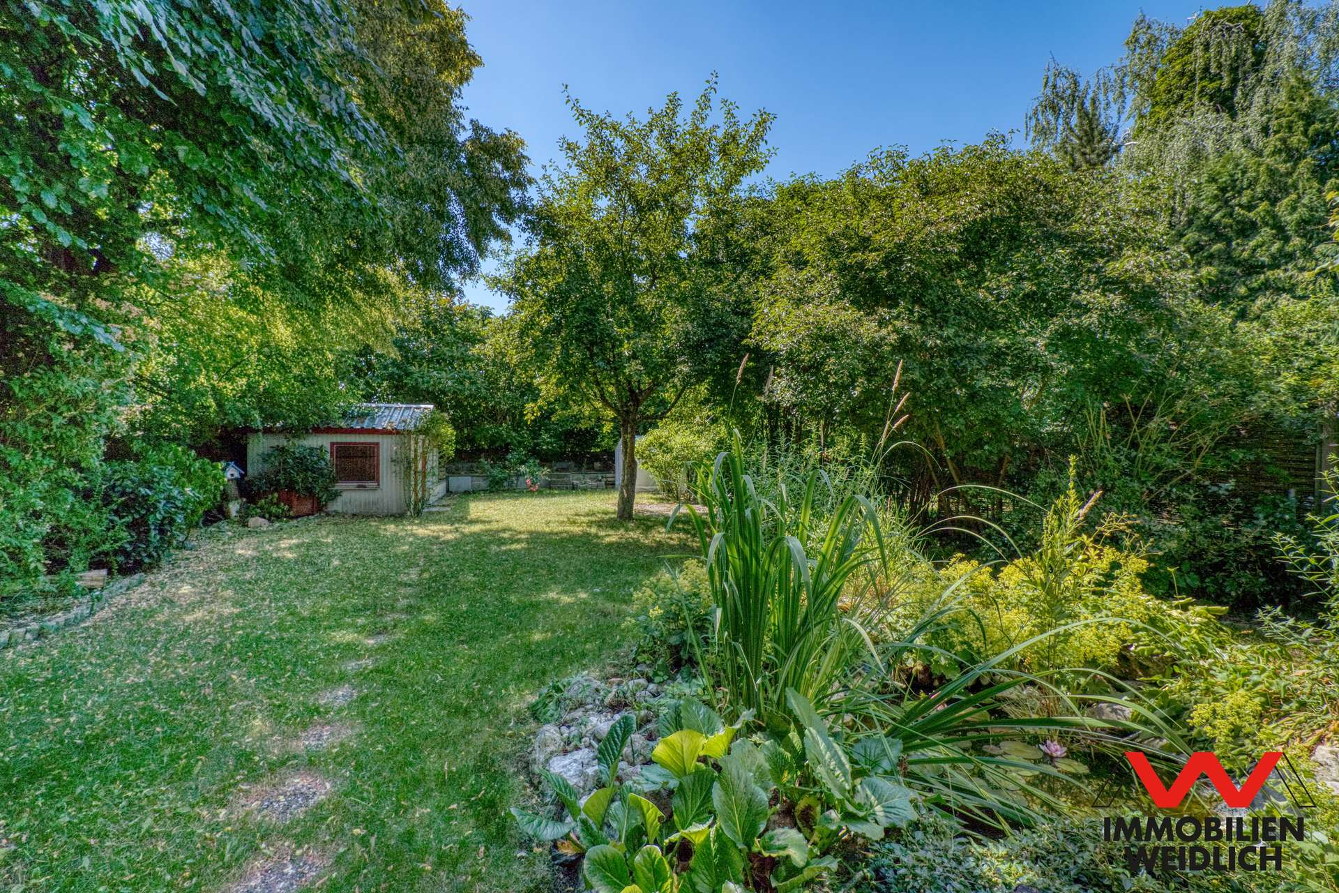Von der Terrasse Blick in den Garten