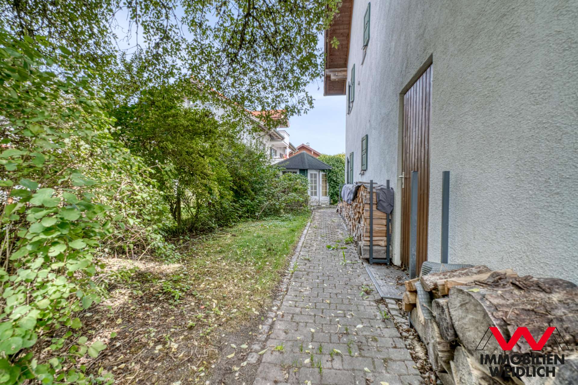 Weg zum Haus von Westen