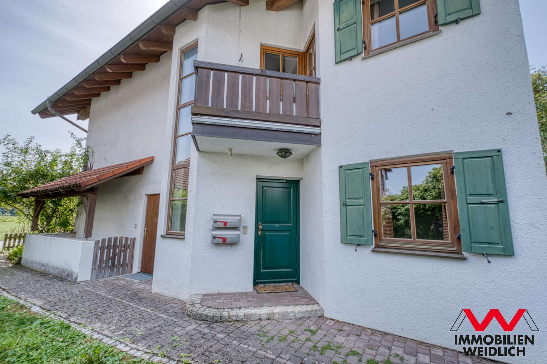 Haustür und Kellerzugang