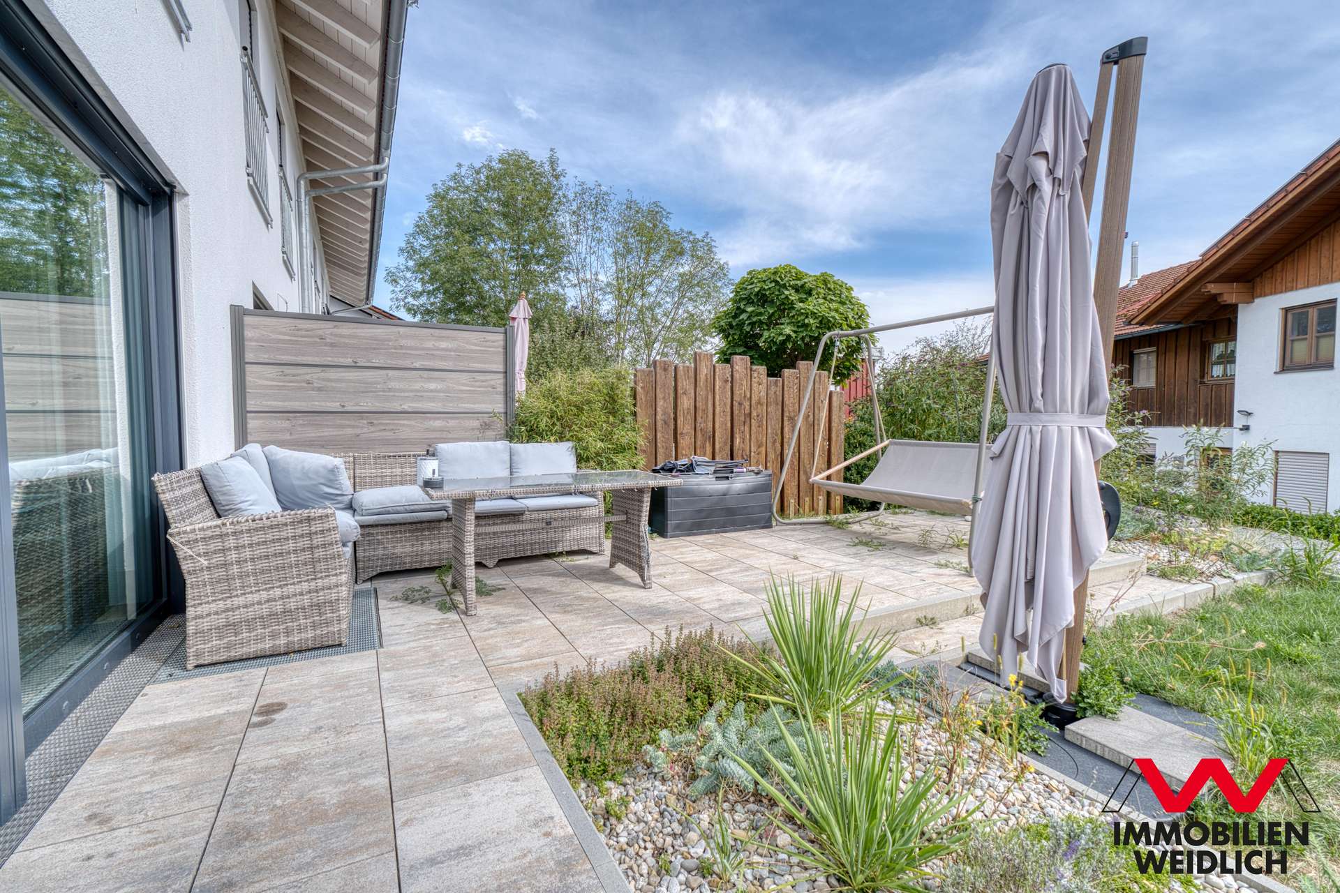 Blick vom Wohnzimmer auf die Terrasse